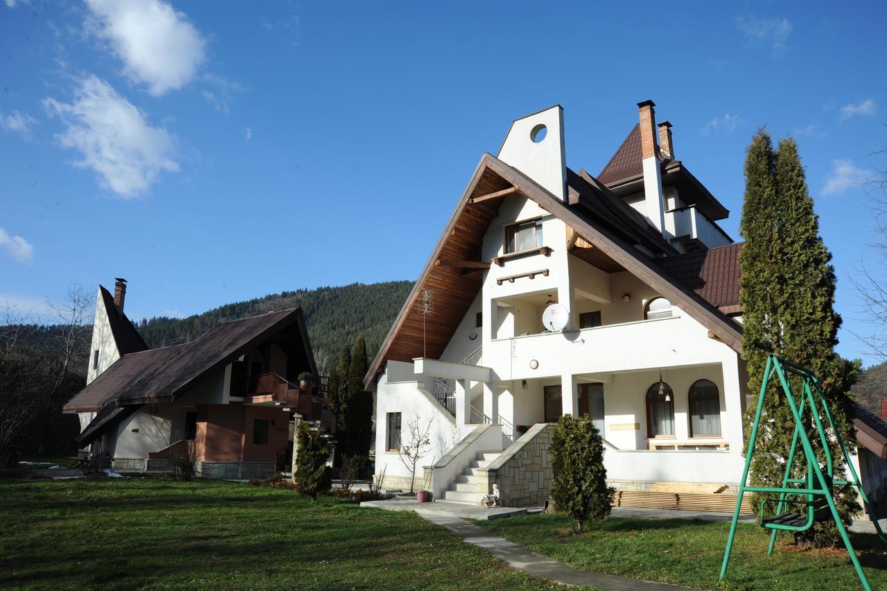 Bed and Breakfast Castelul De Smarald Pangaracior Zewnętrze zdjęcie