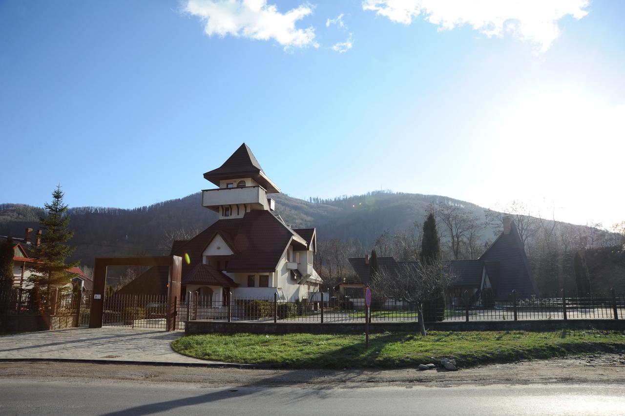 Bed and Breakfast Castelul De Smarald Pangaracior Zewnętrze zdjęcie