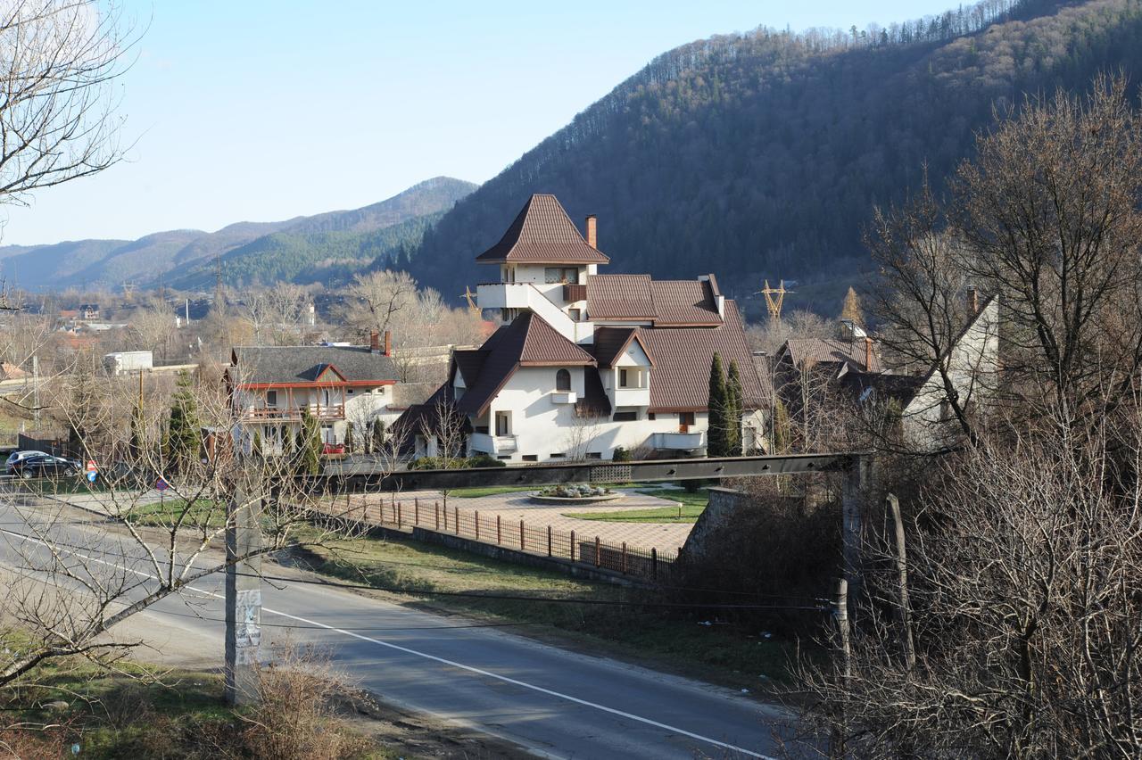 Bed and Breakfast Castelul De Smarald Pangaracior Zewnętrze zdjęcie